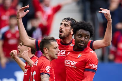 Catena celebra su gol con Boyono y Rubén Peña.