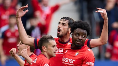 Catena celebra su gol con Boyono y Rubén Peña.