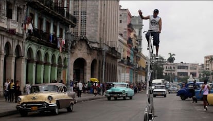 Un hombre en una bicicleta por las calles de La Habana.