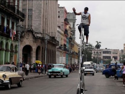 Un hombre en una bicicleta por las calles de La Habana.