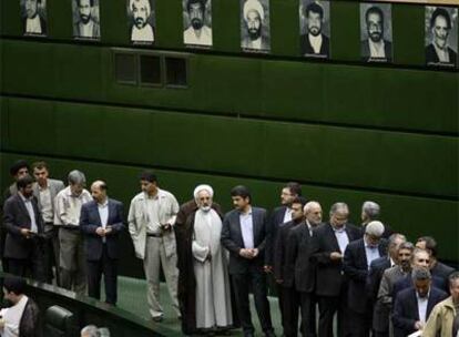 Parlamentarios iraníes guardan su turno para votar a los ministros presentados por el presidente Mahmud Ahmadineyad.