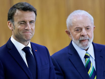 El presidente Macron guiña el ojo a los presentes en la comparecencia conjunta con Lula esye jueves en el palacio presidencial de Planalto, en Brasilia.