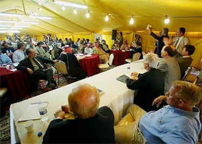 Representantes de la mayoría de los partidos y grupos de la oposición iraquí, en la reunión celebrada ayer en una base militar cerca de Nasiriya.