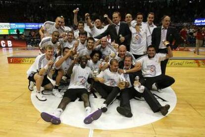 Jugadores y ténicos del Madrid celebran el título en el pabellón.