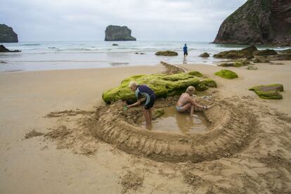 Playa de Ballota, en Llanes.