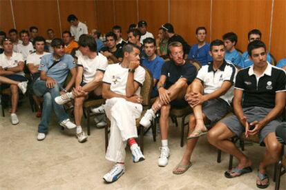 El colectivo de ciclistas, durante la reunión en la que han decidido boicotear el Campeonato de España.