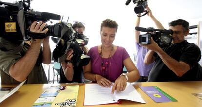 La alcaldesa de la Línea de la Concepción (Cádiz), Gema Araujo (PSOE), con uno de los formularios de reclamaciones, en la oficina inaugurada hoy para afectados por las colas.