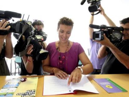 La alcaldesa de la L&iacute;nea de la Concepci&oacute;n (C&aacute;diz), Gema Araujo (PSOE), con uno de los formularios de reclamaciones, en la oficina inaugurada hoy para afectados por las colas.