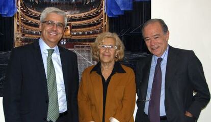 Manuela Carmena, junto al presidente del Teatro Real, Gregorio Marañón (derecha), y el director Ignacio García-Belenguer.
