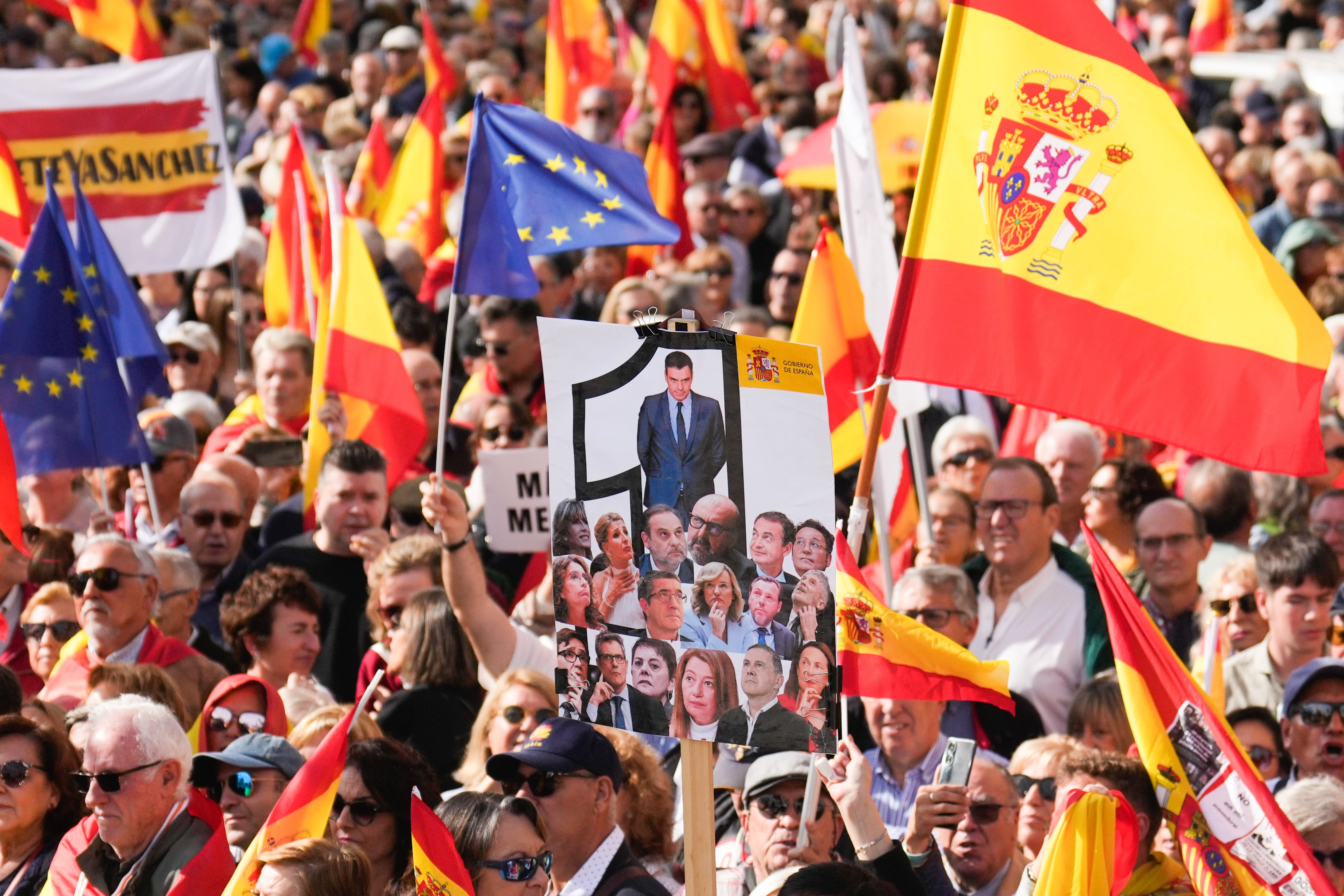 Miles de personas se manifiestan en Madrid contra los casos de corrupción que achacan al Gobierno del PSOE 