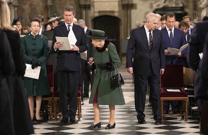 Isabel II llega a la abadía de Westminster acompañada de su hijo, el príncipe Andrés, duque de York, para el funeral de Felipe de Edimburgo.