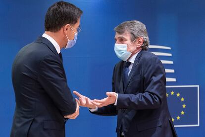 El presidente del Parlamento Europeo, David Sassoli, hablando con el primer ministro holandés, Mark Rutte.