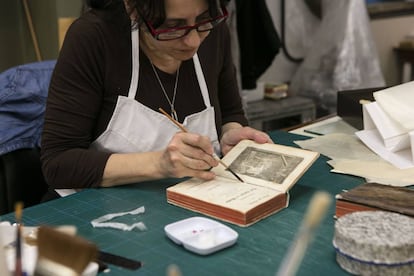 Trabajo de restauraci&oacute;n en la Biblioteca Nacional argentina.