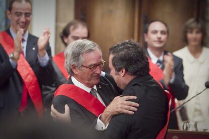 Xavier Trias (l) is congratulated by his precedessor, Jordi Hereu, in 2008.