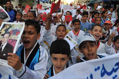 Niños marroquíes muestran fotos de Mohamed VI durante una manifestación en Rabat a favor de la reforma constitucional.