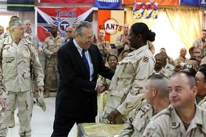 Donald Rumsfeld saluda a la soldado Onica Branche en un encuentro con militares estadounidenses en Bagdad.