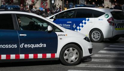 Una patrulla de Mossos y otra de Guardia Urbana se cruzan.