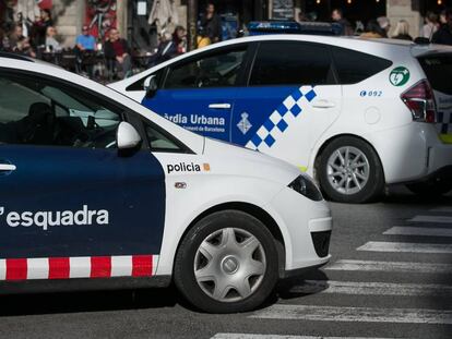 Una patrulla de Mossos y otra de Guardia Urbana se cruzan.