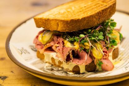 Sándwich de pastrami del restaurante John Barrita de Madrid. 