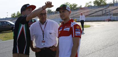 Aleix Espargaró y Lorenzo, con Carmelo Ezpeleta.