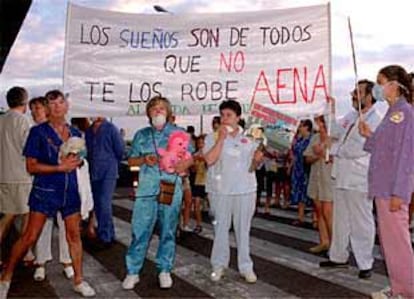 Varios miembros de Pijamas en Acción, durante la manifestación en el aeropuerto de Barajas.