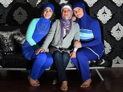 Aheda Zanetti (C), es la creadora del 'burkini', una prenda de baño que desde hace años crea polémica en Francia (imagen de archivo)