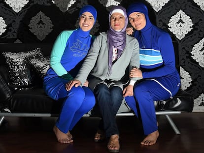 Aheda Zanetti (C), creadora del 'burkini', en su tienda de Sidney.