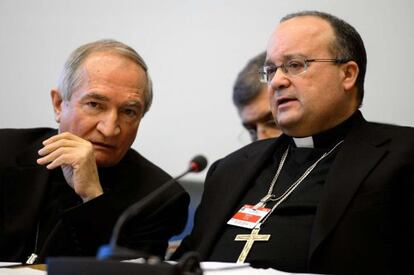 O embaixador do Vaticano na ONU, Silvano Tomasi (à esq.) antes de comparecer ao Comitê dos Direitos das Crianças.