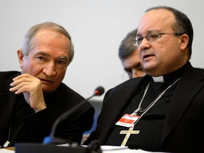 O embaixador do Vaticano na ONU, Silvano Tomasi (à esq.) antes de comparecer ao Comitê dos Direitos das Crianças.