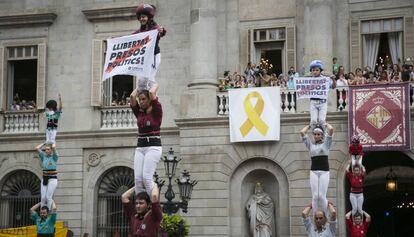 Els castellers mostren cartells de suport als presos.