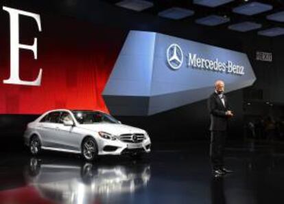 El consejero delegado de Daimler y director de Mercedes-Benz Cars, Dieter Zetsche, presenta la nueva línea de Mercedes de la Serie E en el Salón Internacional del Automóvil de Norteamérica (NAIAS), en el Cobo Center de Detroit, Estados Unidos. EFE/Archivo