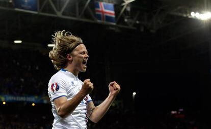 Birkir celebra su gol a Portugal. 