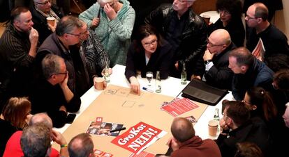 Miembros del SPD discuten en la conferencia regional del partido en Kamen, Alemania.