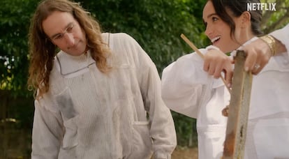 Meghan Markle con un apicultor en uno de los capítulos de 'Con amor, Meghan'.