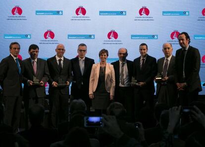 Galardonados y autoridades en la entrega de premios a la empresa en la Cámara de Comercio de Gipuzkoa.