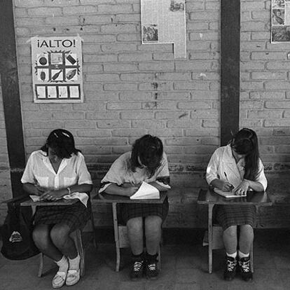 Tres niñas en una escuela pública de San Francisco Javier (El Salvador).