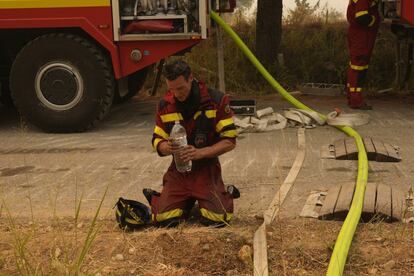 Un bombero de Eslovaquia se refresca durante un incendio forestal en la aldea de Avgaria en la isla de Eubea, a unos 184 kilómetros al norte de Atenas, Grecia.