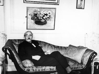 El poeta y escritor francés Paul Valéry retratado en su casa en 1935.