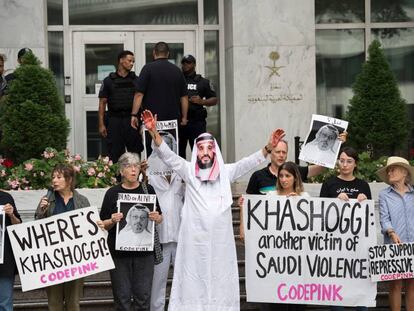 Manifestantes exigen justicia por el periodista desaparecido Jamal Khashoggi en la Embajada de Arabia Saudita en Washington.