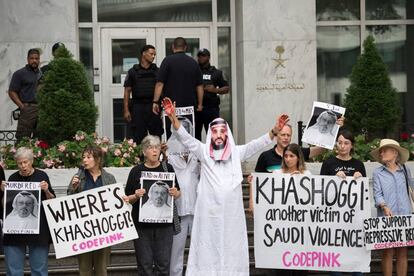 Manifestantes exigen justicia por el periodista desaparecido Jamal Khashoggi en la Embajada de Arabia Saudita en Washington.