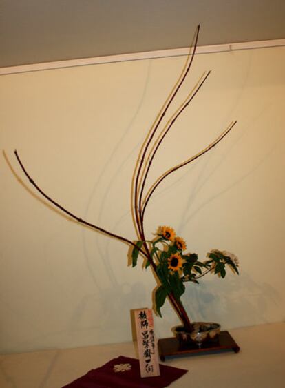 El 'ikebana' realizado por Paloma Llaneza en la exposición que celebra el 35 aniversario de la Escuela Enshu de Ikebana.