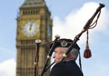 Un hombre toca la gaita junto al puente Westminster y el Big Ben de Londres, Reino Unido. El referéndum sobre la independencia de Escocia está previsto para el 18 de septiembre de 2014. EFE/Archivo