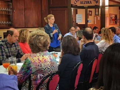 Contelles, levantada, en un acto con militantes en Alzira.