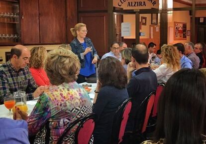 Contelles, levantada, en un acto con militantes en Alzira.