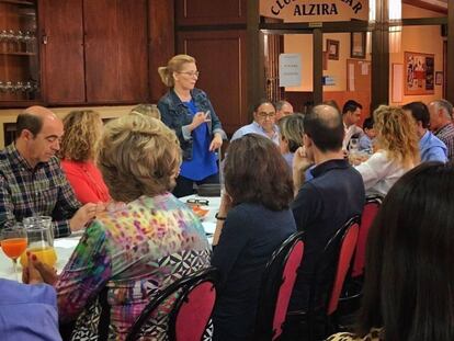 Contelles, levantada, en un acto con militantes en Alzira.