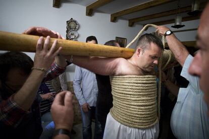 Con lentitud le desatan los brazos dormidos debido a la falta de riego sanguíneo. Las marcas de la soga en el cuerpo son evidentes.