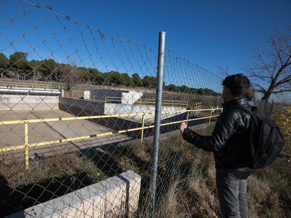 Dos vecinos observan las obras inacabadas del tren de Cercanías en Navalcarnero.