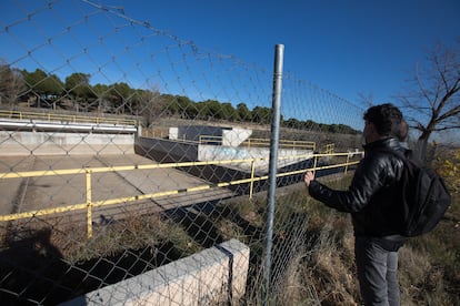 Dos vecinos observan las obras inacabadas del tren de Cercanías en Navalcarnero.