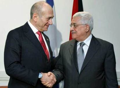 Mahmud Abbas y Ehud Olmert, estrechan la mano durante su encuentro en Sharm el Sheik.