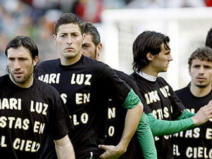 Los jugadores del Betis, con camisetas en recuerdo de Mari Luz, antes de jugar ayer con el Racing.